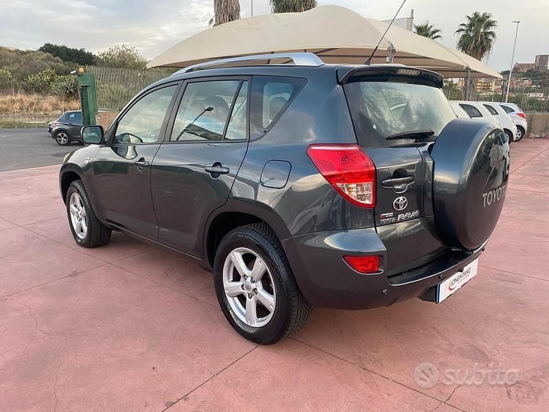 Usata Toyota RAV4 Luxury 136 CV (100 kW) 2007 Grigio SUV