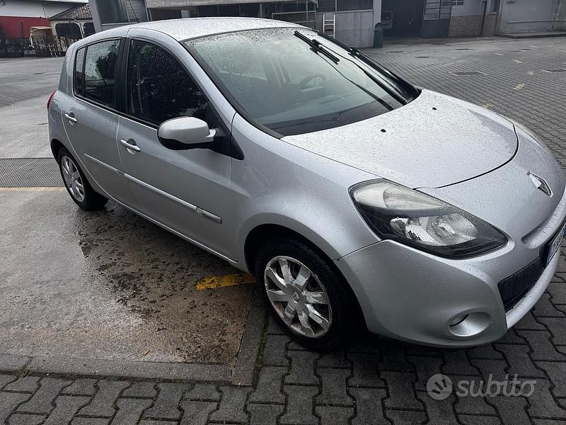 Usata Renault Clio II Dynamique 74 CV (54 kW) 2011 Grigio Berlina
