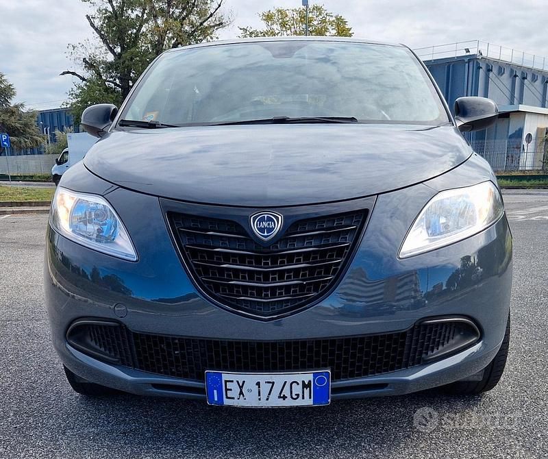 Usata Lancia Ypsilon 69 CV (50 kW) 2015 Grigio Utilitaria