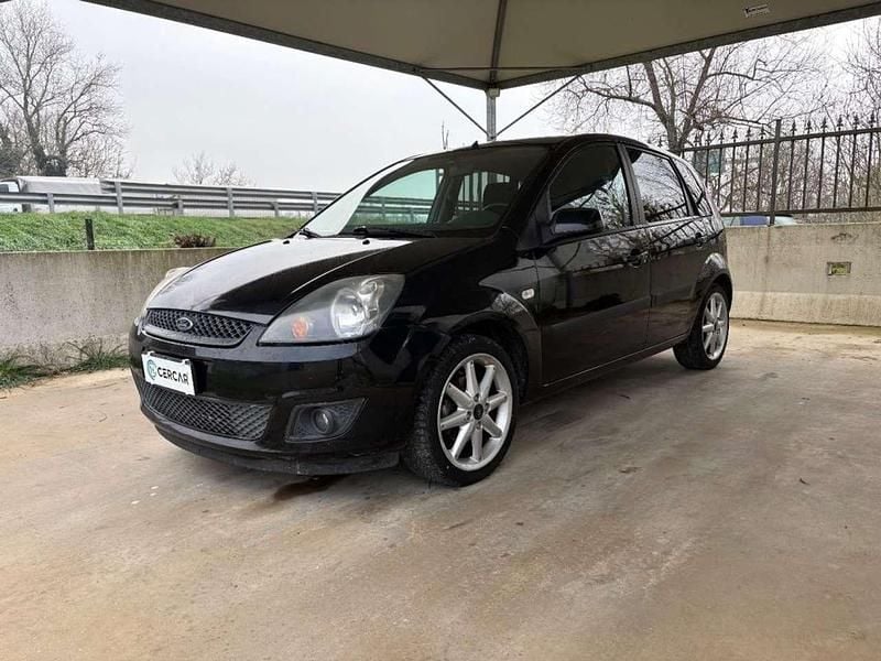 Nero Usata 2006 Ford Fiesta Ghia Tre volumi | 2450 € (Buon prezzo) - Immagine 1/4