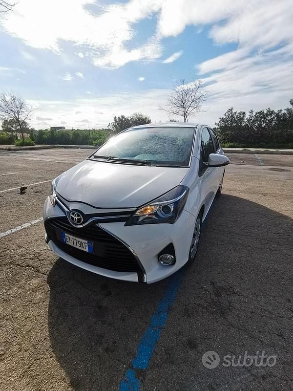 Usata Toyota Yaris Active 69 CV (50 kW) 2015 Bianco Utilitaria