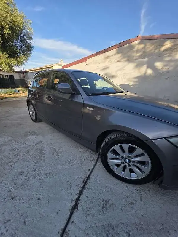 Usata BMW 118 Lifestyle 143 CV (105 kW) 2010 Grigio Utilitaria