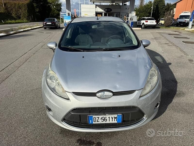 Usata Ford Fiesta 82 CV (60 kW) 2010 Grigio Berlina