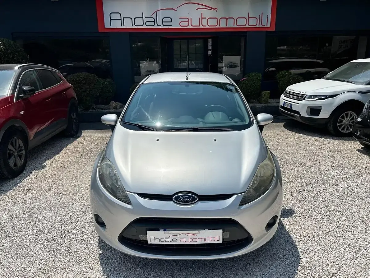 Usata Ford Fiesta Titanium 70 CV (51 kW) 2011 Argento Berlina