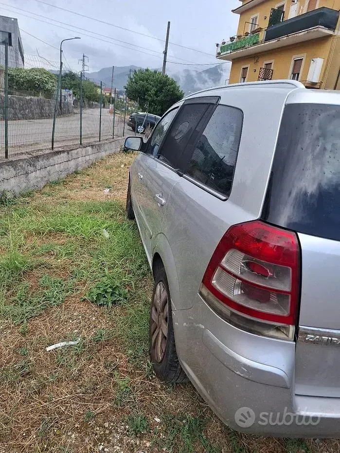 Usata Opel Zafira 110 CV (80 kW) 2012 Grigio Monovolume