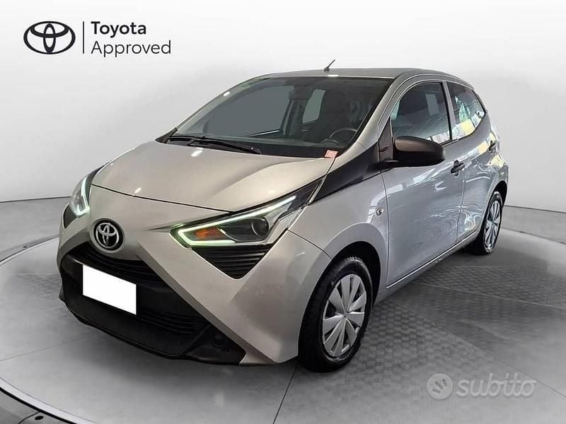 Usata Toyota Aygo Business Edition 72 CV (52 kW) 2021 Argento Utilitaria