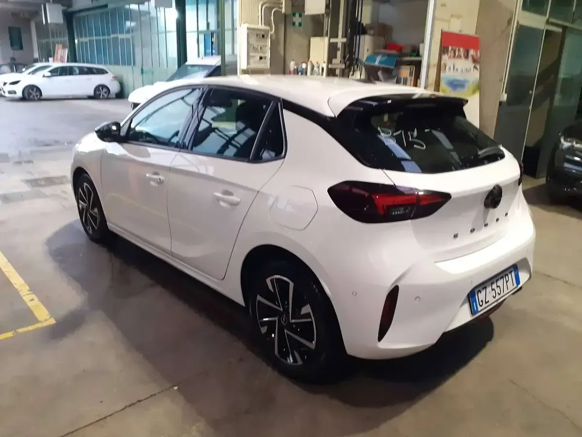 Usata Opel Corsa 101 CV (74 kW) 2025 Arktis white Utilitaria