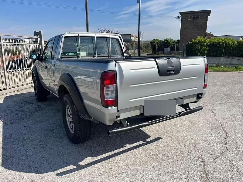 Usata Nissan Navara 133 CV (97 kW) 2012 Grigio Pick-up