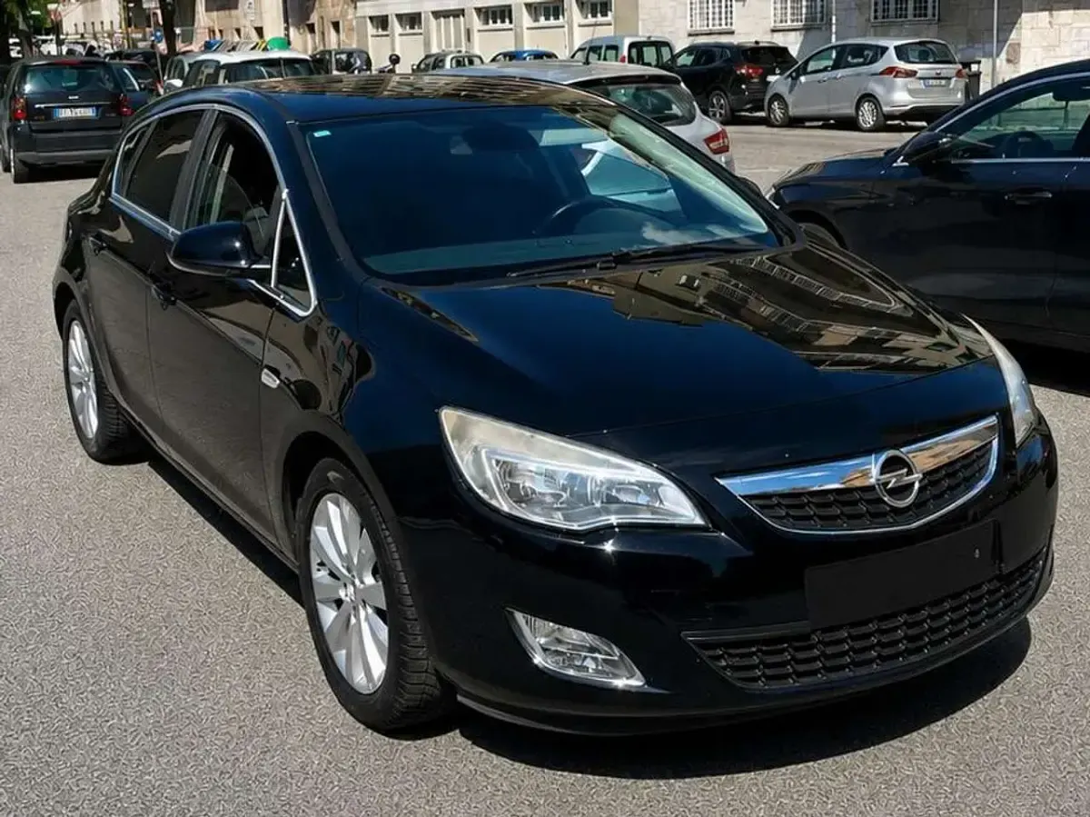 Usata Opel Astra Cosmo 110 CV (80 kW) 2010 Nero Berlina