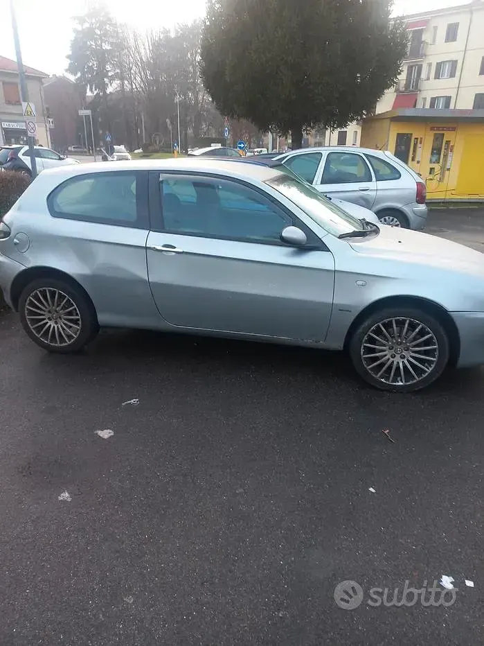 Usata Alfa Romeo 147 116 CV (85 kW) 2003 Grigio Utilitaria