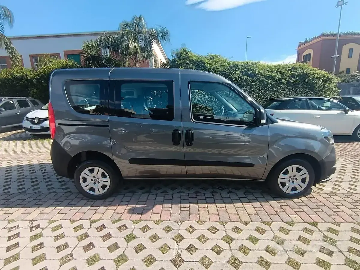 Usata Fiat Doblò Easy 90 CV (66 kW) 2022 Grigio Monovolume