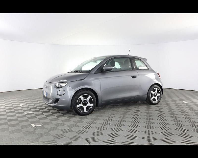 Usata Fiat 500e Passion 86 kW (118 CV) 2021 Grigio colosseo Berlina