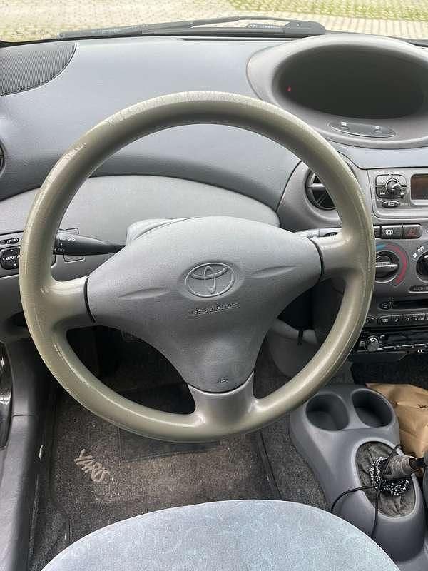 Usata Toyota Yaris Sol 68 CV (50 kW) 2000 Nero Berlina