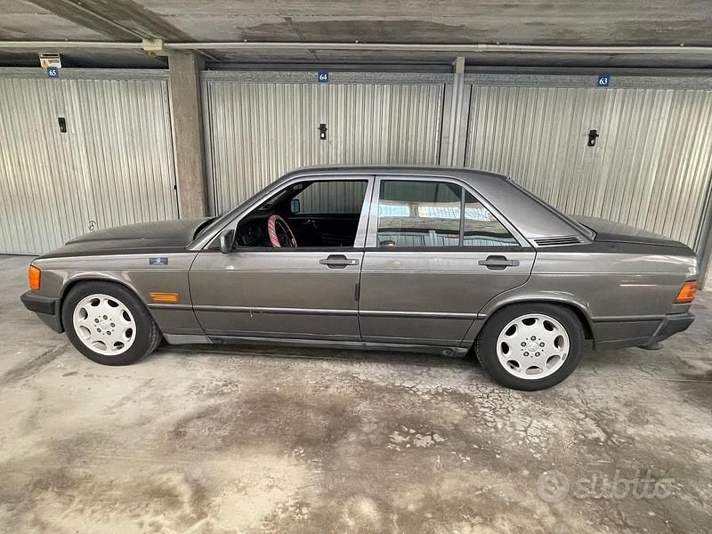 Usata Mercedes 190 122 CV (89 kW) 1984 Grigio Berlina