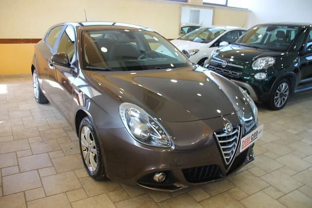 Grigio scuro Usata 2013 Alfa Romeo Giulietta Distinctive Due volumi | 6999 € (Buon prezzo) - Immagine 1/4