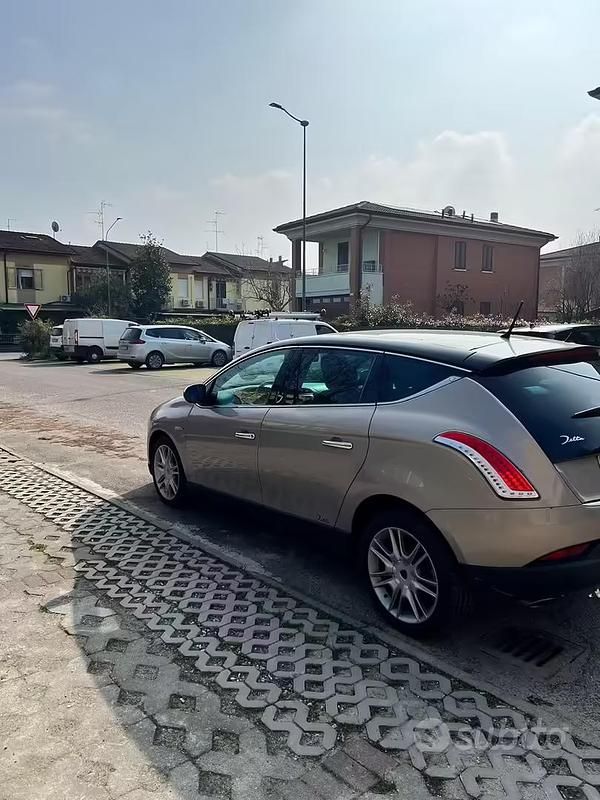 Usado Lancia Delta 120 CV (88 kW) 2009 Gris Utilitario