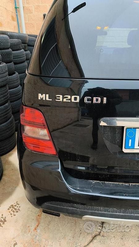 Käytetty Mercedes ML320 224 HP (164 kW) 2007 Musta Katumaasturi