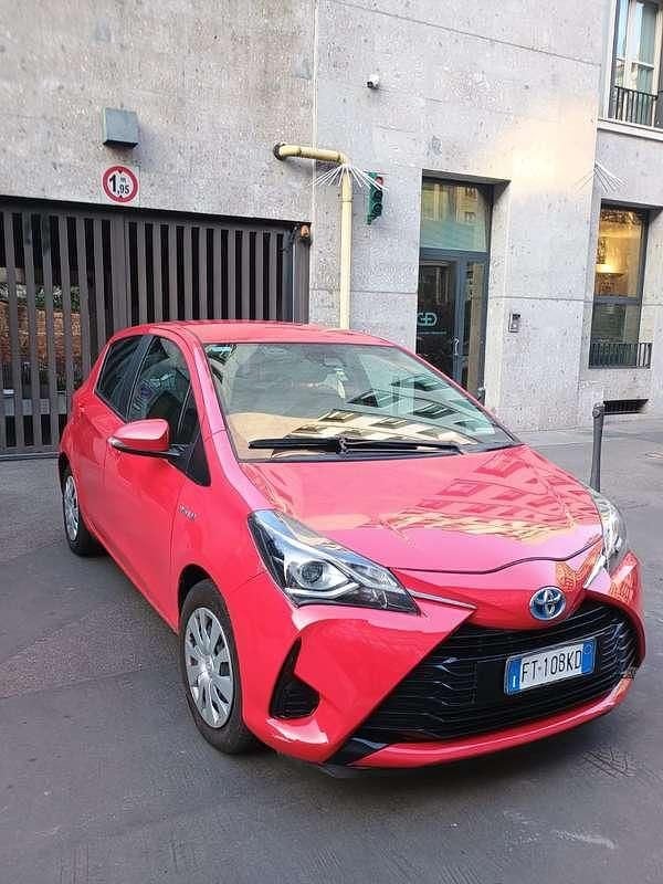 Usata Toyota Yaris Hybrid Cool 73 CV (53 kW) 2018 Berlina