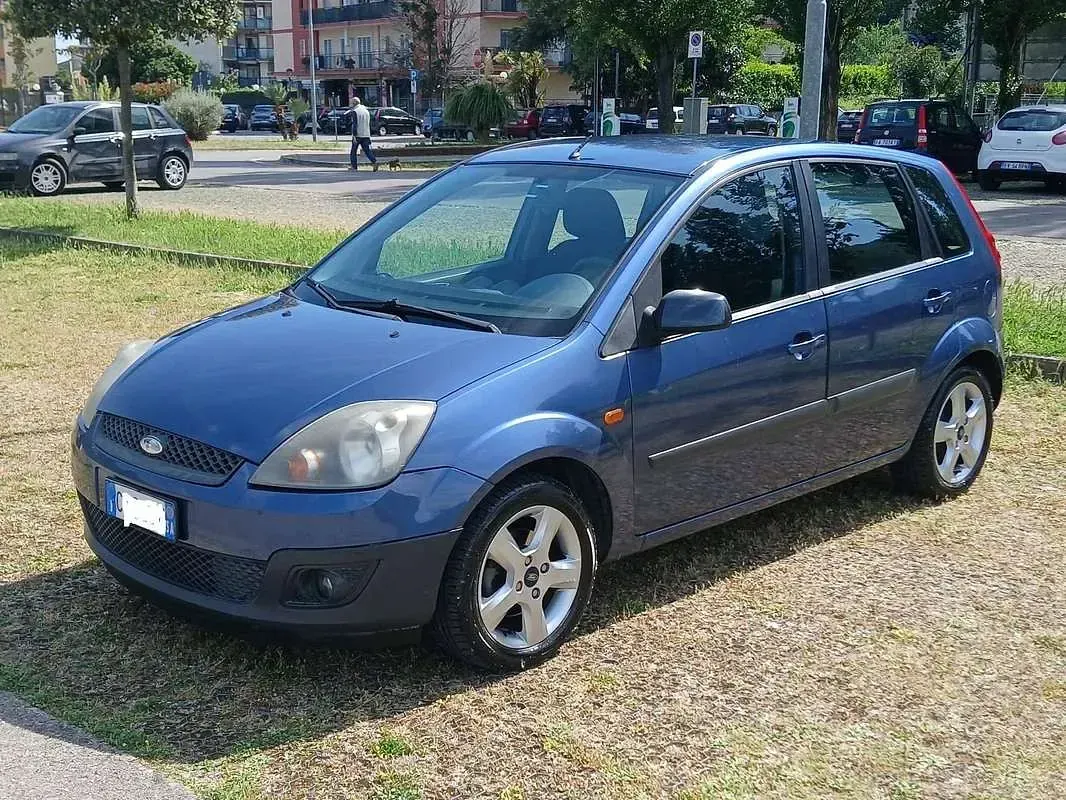 Usata Ford Fiesta Titanium 68 CV (50 kW) 2005 Blu/azzurro Utilitaria
