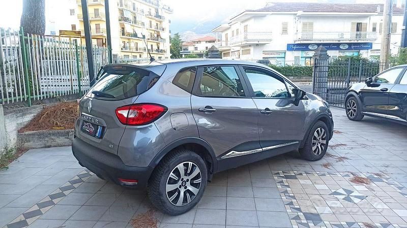 Usata Renault Captur Zen 90 CV (66 kW) 2016 Grigio SUV