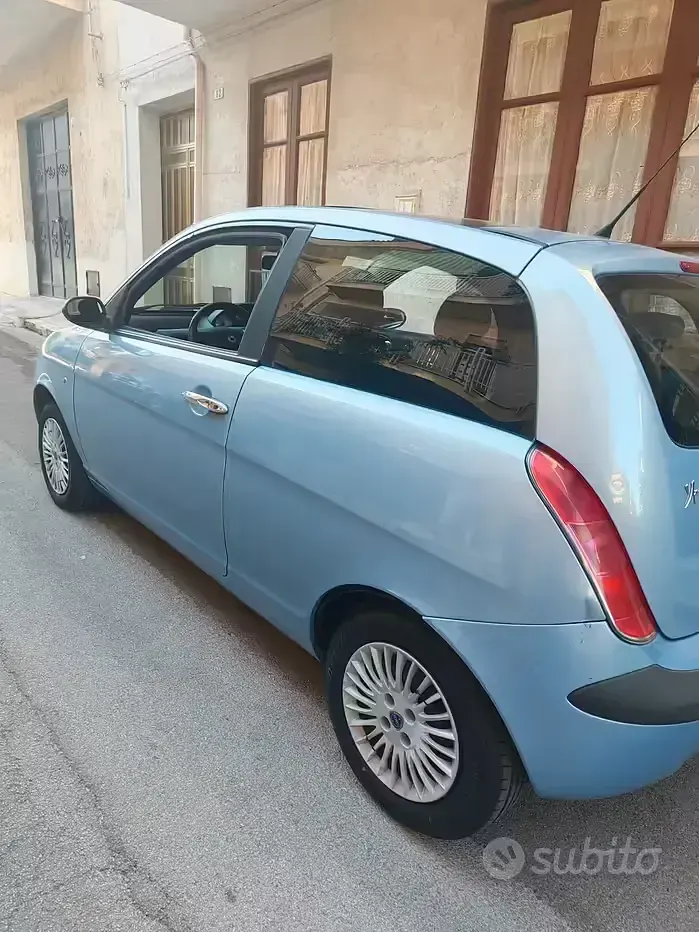 Usata Lancia Ypsilon 69 CV (50 kW) 2004 Bluazzurro Utilitaria