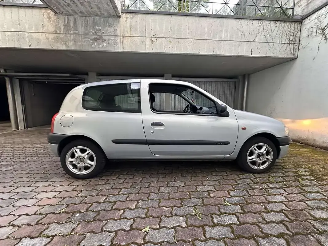 Usata Renault Clio II 98 CV (72 kW) 2000 Grigio Berlina