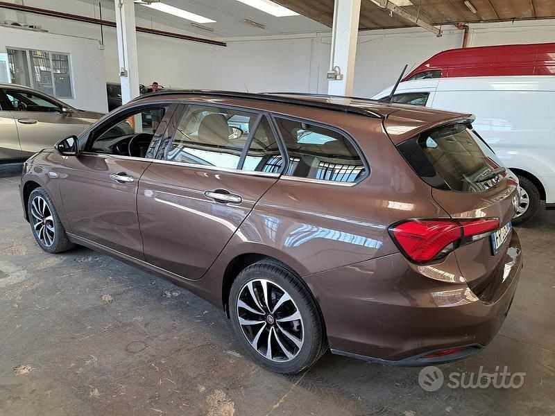 Usata Fiat Tipo Lounge 120 CV (88 kW) 2018 Marrone Station wagon