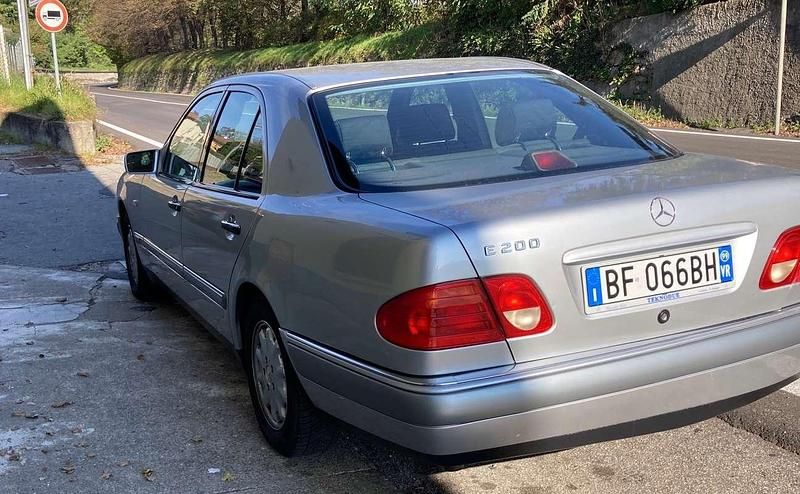 Occasion Mercedes E200 136 ch (100 kW) 1998 Argent Berline