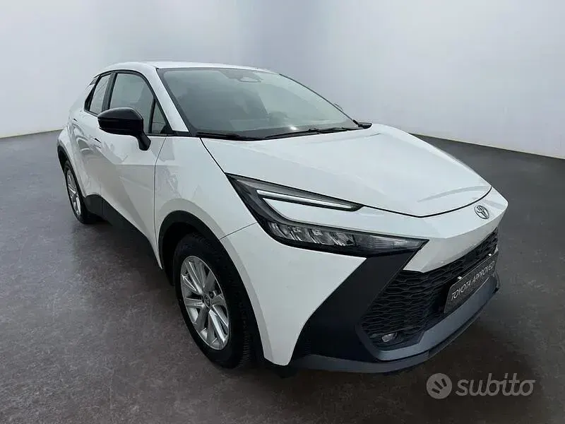 Usata Toyota C-HR Active 140 CV (102 kW) 2024 Bianco SUV