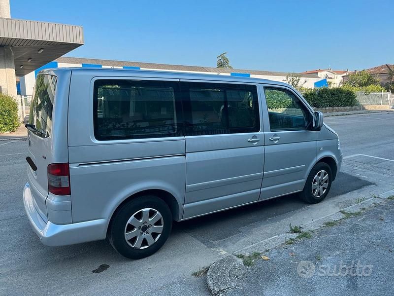 Usata VW Multivan Comfortline 174 CV (127 kW) 2004 Grigio Furgone