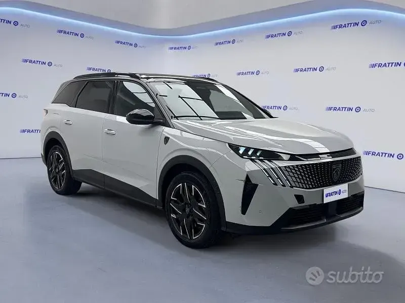 Usado Peugeot 5008 GT 145 CV (106 kW) 2025 Plateado Monovolumen
