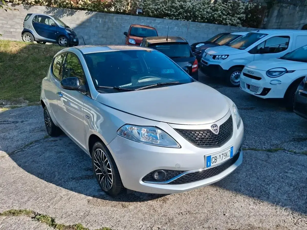 Usata Lancia Ypsilon Gold 69 CV (50 kW) 2020 Grigio Utilitaria
