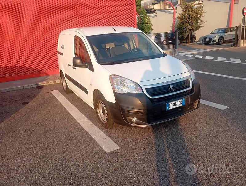 Käytetty Peugeot Partner 99 HP (72 kW) 2016 Tila-auto
