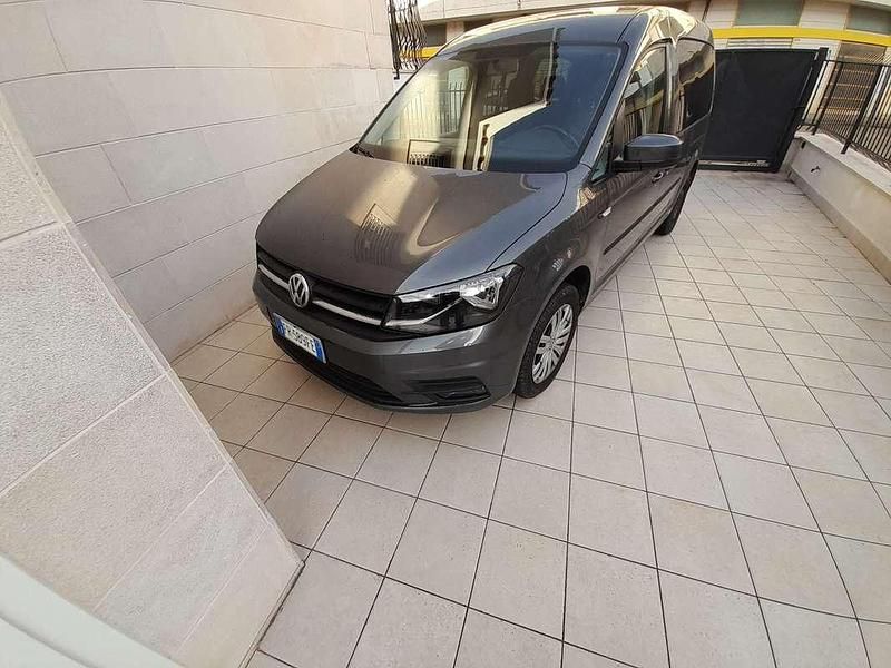Usata VW Caddy 102 CV (75 kW) 2018 Grigio Monovolume
