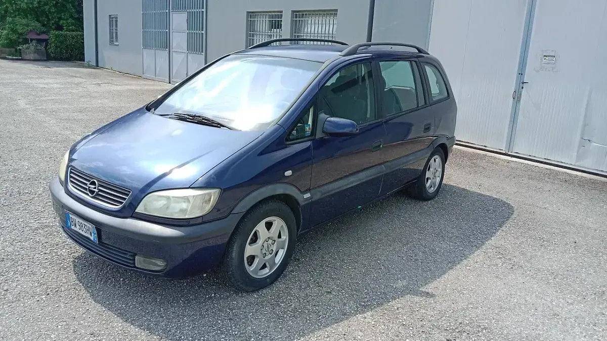 Usata Opel Zafira 125 CV (91 kW) 2002 Blu Monovolume