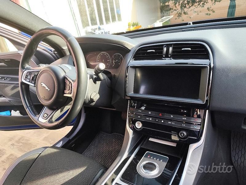 Usata Jaguar XE R-Sport 241 CV (177 kW) 2018 Blu Berlina