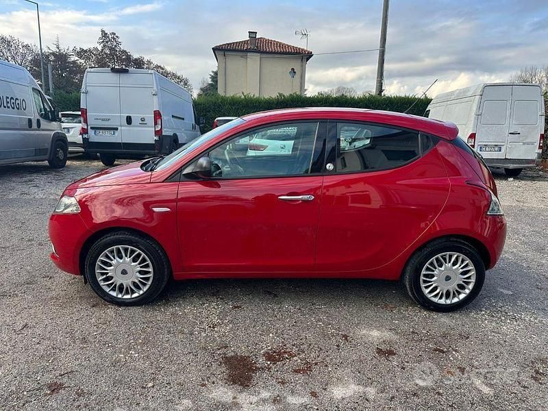 Usata Lancia Ypsilon Silver 69 CV (50 kW) 2017 Rosso Utilitaria