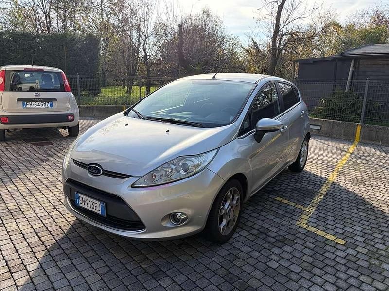 Usata 2012 Ford Fiesta Titanium Tre volumi | 2990 € (Ottimo prezzo) - Immagine 1/4