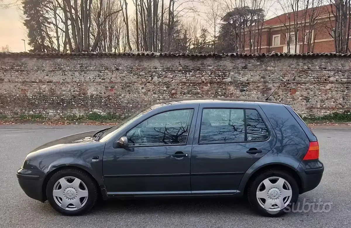 Usado VW Golf IV 100 CV (73 kW) 2002 Verde Berlina