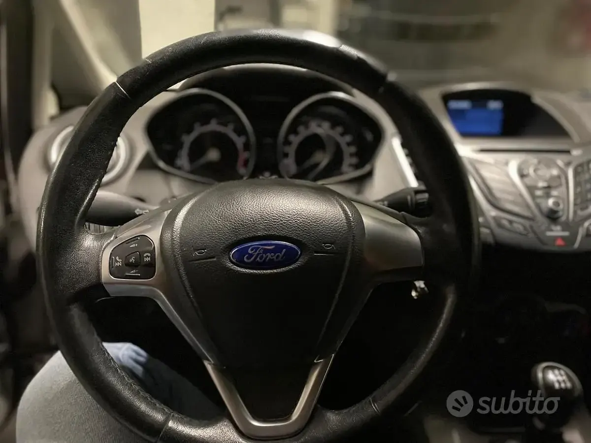 Gebraucht Ford Fiesta 95 PS (69 kW) 2016 Grau Kleinwagen