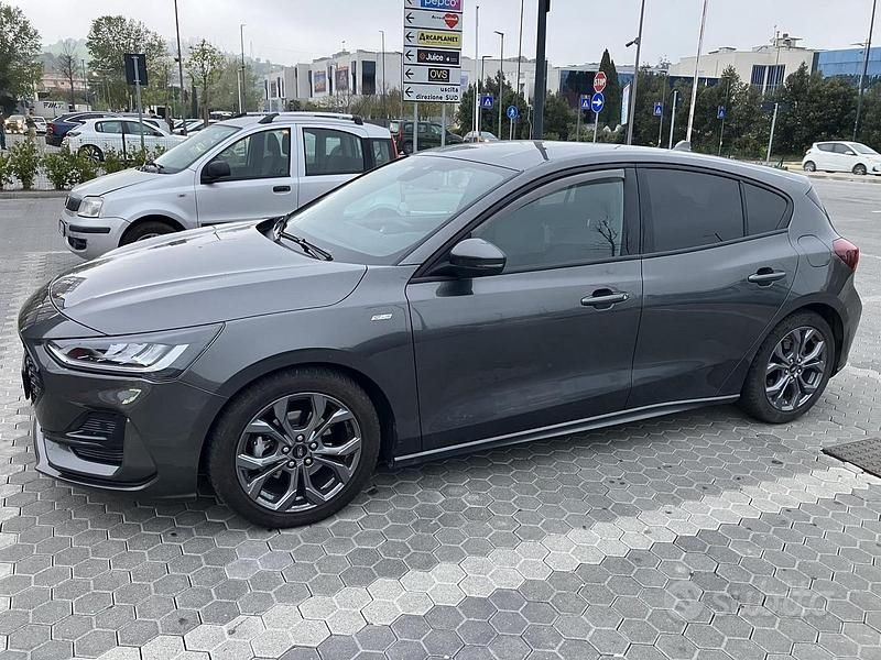 Käytetty Ford Focus ST-Line 115 HP (84 kW) 2023 Harmaa Sedan