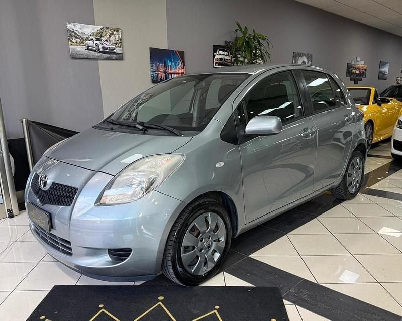 Usata Toyota Yaris Sol 84 CV (61 kW) 2006 Argento Berlina