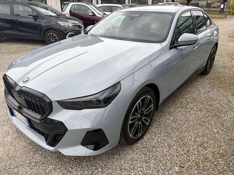 Usata BMW 520 M Sport 197 CV (144 kW) 2025 Brooklyn grey metallic Berlina