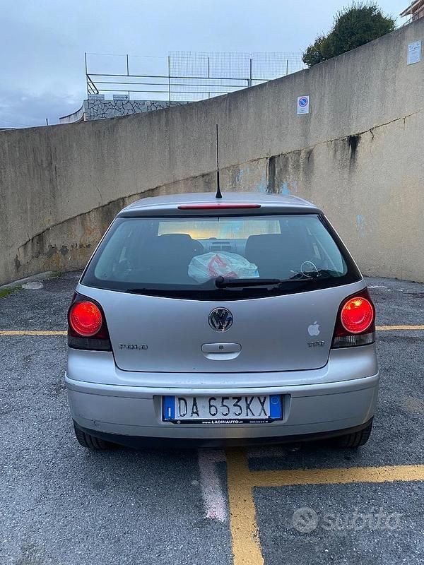 Usado VW Polo 94 CV (69 kW) 2006 Gris Utilitario