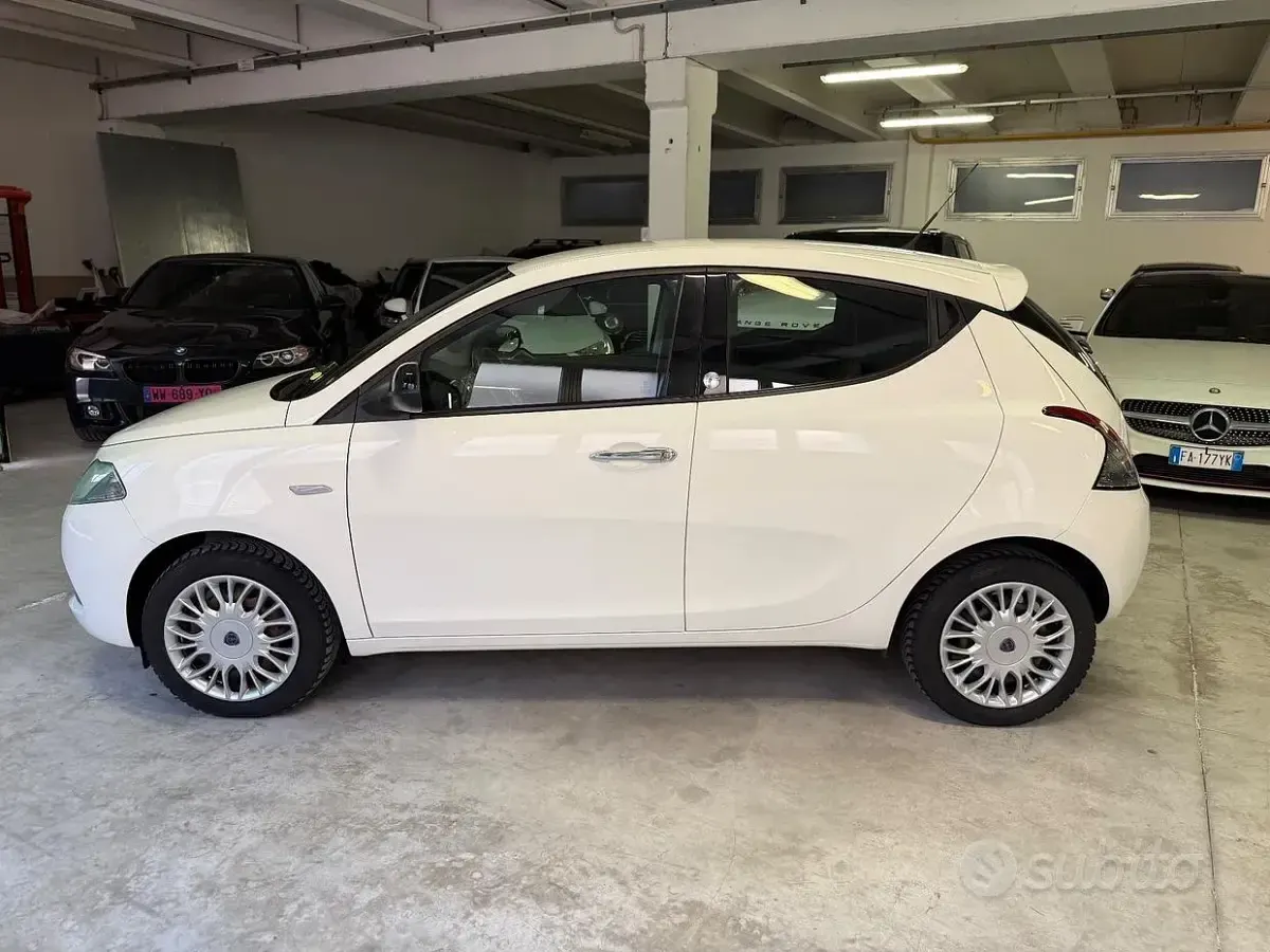 Usata Lancia Ypsilon Gold 69 CV (50 kW) 2017 Beige Utilitaria