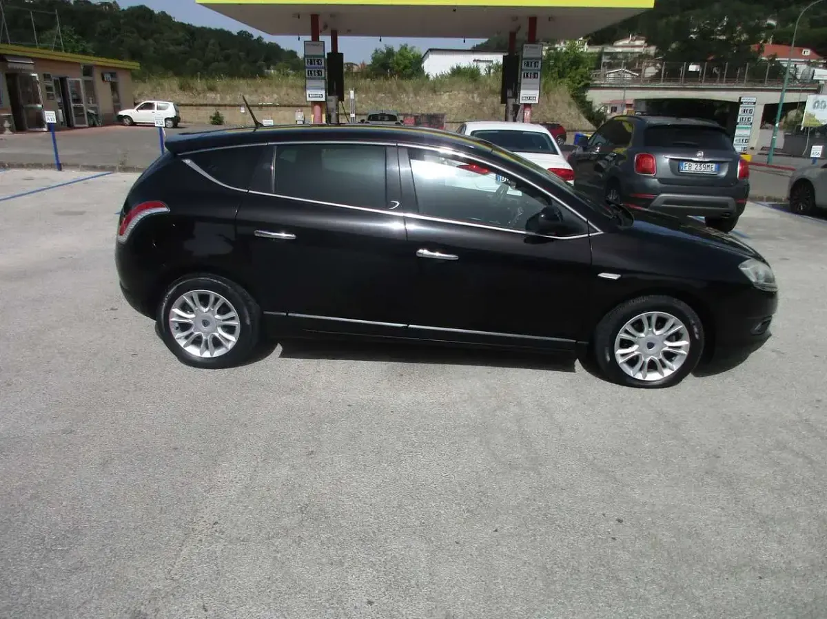Usata Lancia Delta 120 CV (88 kW) 2011 Nero Utilitaria