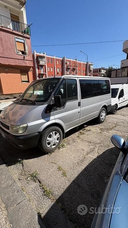 Usado Ford Transit 125 CV (91 kW) 2002 Gris Monovolumen