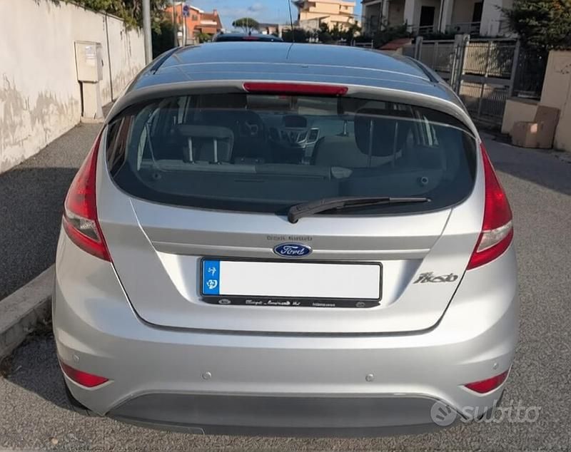 Begagnad Ford Fiesta 96 HK (70 kW) 2010 Grå Halvkombi