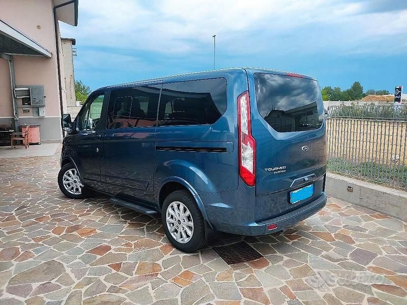 Usata Ford Tourneo Custom 136 CV (100 kW) 2022 Blu/azzurro Furgone
