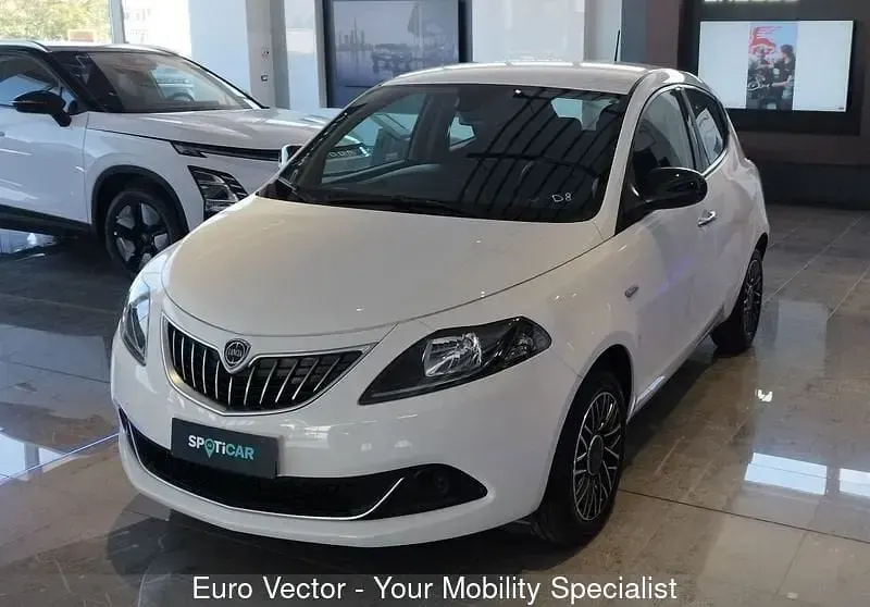 Usata Lancia Ypsilon 70 CV (51 kW) 2024 Bianco Utilitaria